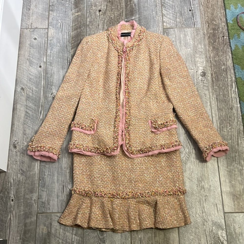 Dana Buchman flare skirt Size: 8